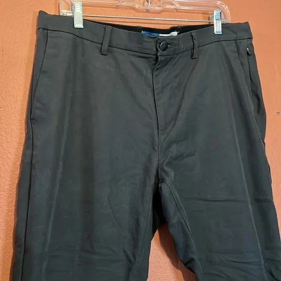 Old Navy Straight Ultimate Tech Built-In Flex Chino Pants - Picture 5 of 13